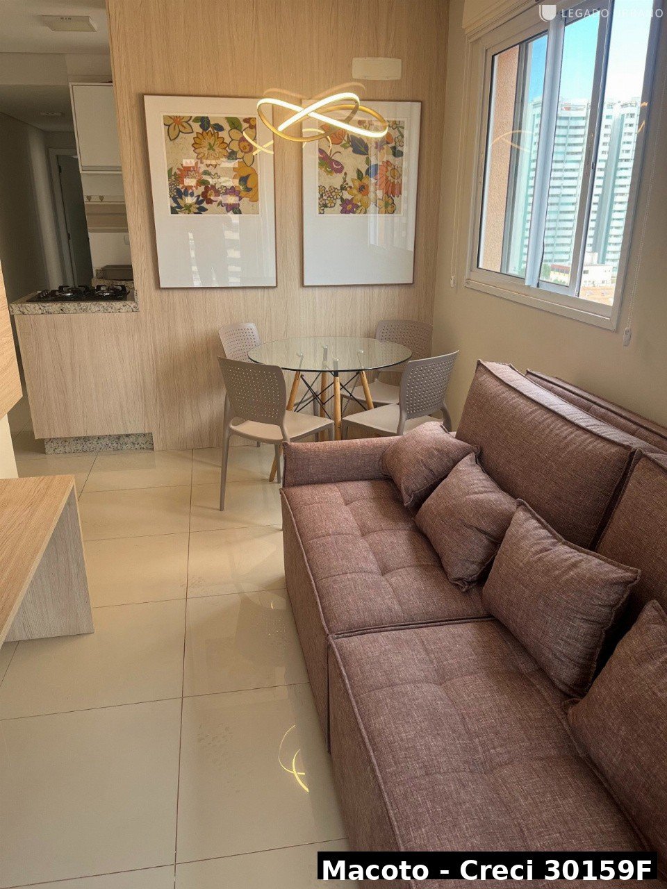 Sala integrada com lustre moderno